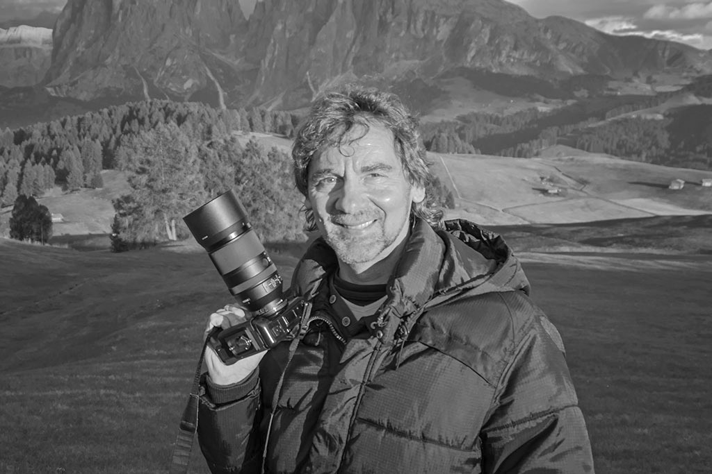 Heimatlicht und Fotograf Niko Benas mit seiner Kamera in der Nähe der Seiser Alm (Südtirol)
