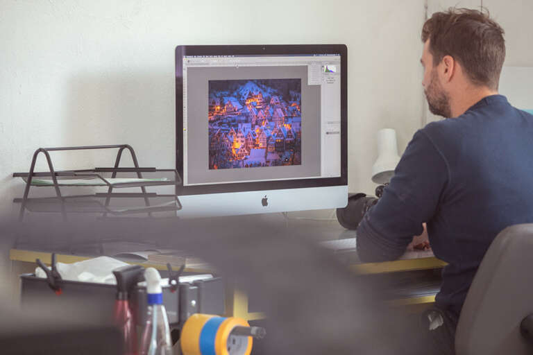Vorbereitung zum Druck auf dem UV-Direktdrucker am Computer (Apple iMac) durch einen Mitarbeitenden des Fotofachlabor Trenkle (Freiburg i.Br.)